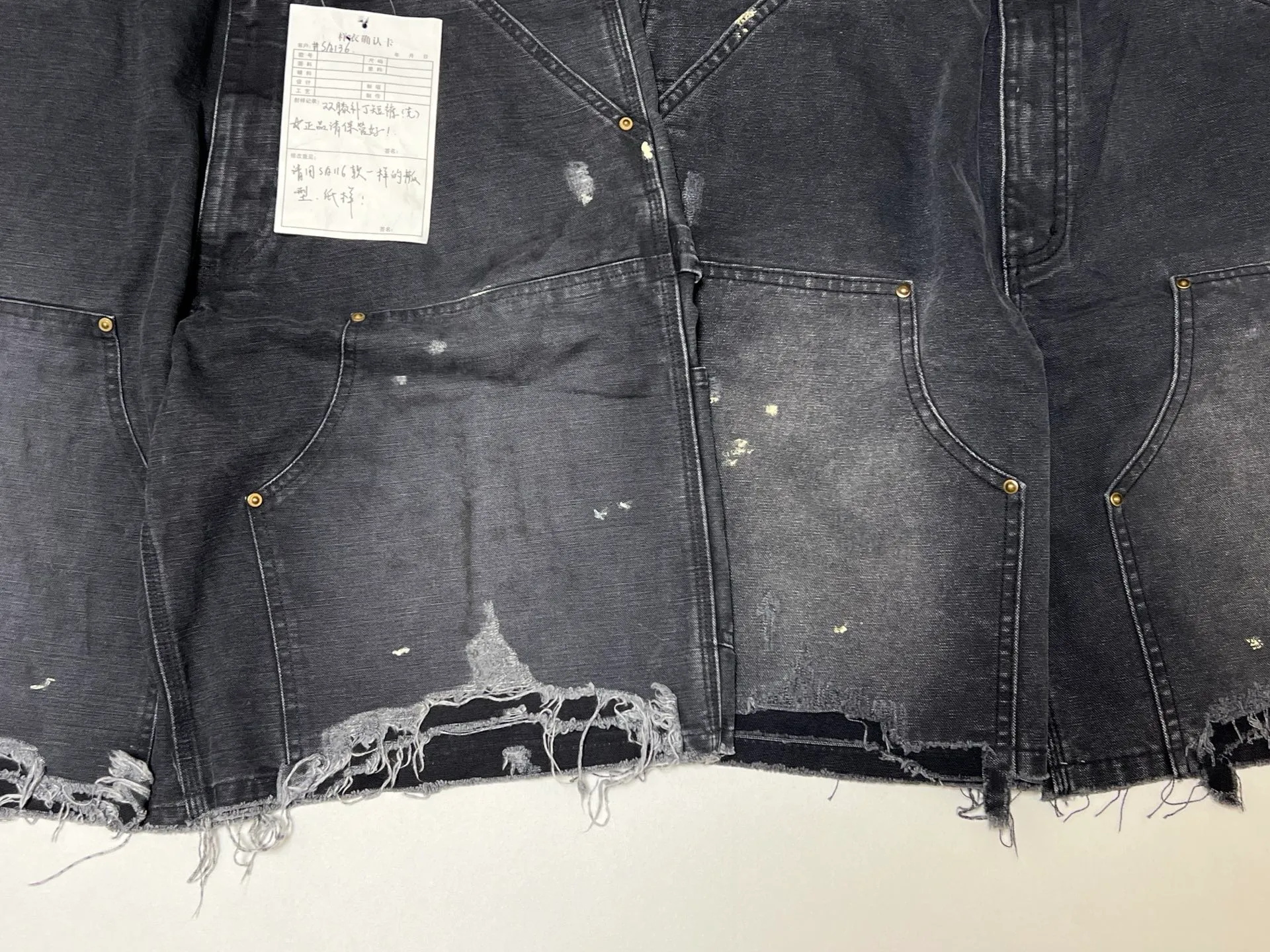 Original proofing SAINT Mxxxxxx DOUBLE KNEE SHORTS/BLK Knee patches splashed with ink, washed and damaged denim shorts. Washed black S-XL. Custom woven and dyed denim fabric with clear texture. Heavy washing and water fading to create local mottled fading/hole effects. Artificial distressing to simulate natural wearing marks. VINTAGE sense. Original consistent damage treatment. Hand splashed ink and paint. Original consistent wash mark/pocket mark. Double knee patches. Rivet reinforcement. Improve functionality while enhancing design